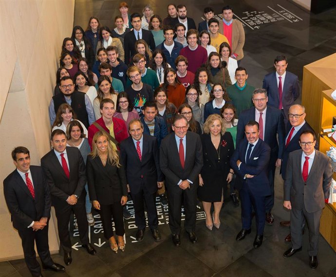 Algunos de los alumnos beneficiarios con el rector de la Universidad, Alfonso Sánchez-Tabernero y el presidente de Santander Universidades, Matías Rodriguez Inciarte.