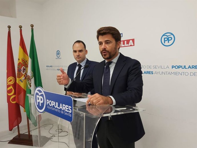 El portavoz del PP en el Ayuntamiento de Sevilla, Beltrán Pérez, junto al edil Rafael Belmonte, en rueda de prensa