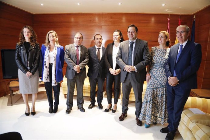 Los tres grupos de las Cortes regionales firman el Pacto por la Infancia de Unicef