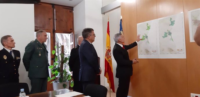 El subdelegado del Gobierno en Valencia, José Roberto González, explica con mapas la nueva distribución territorial de Policía Nacional y Guardia Civil en este provincia.