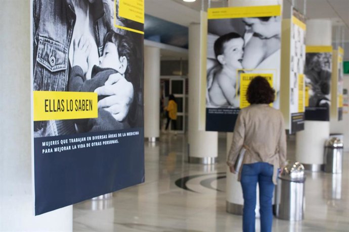 Imagen de la exposición fotográfica sobre lactancia de los profesionales del Hospital Virgen del Rcío.