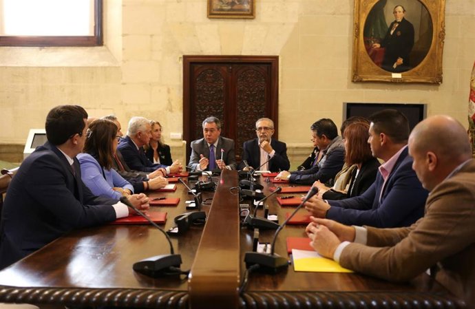 Juan Espadas y Juan Manuel Flores, con las entidades que desarrollarán el Plan Integra