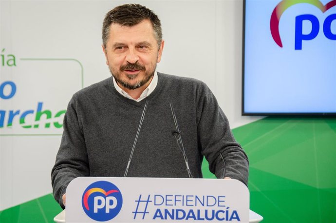 El vicesecretario general del Partido Popular Andaluz, Toni Martín, en rueda de prensa