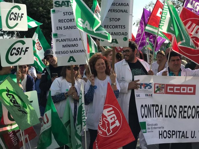 Concentración en el Hospital de Valme por la falta de sustituciones