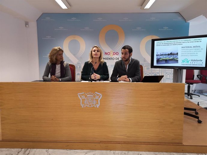 Valle López-Tello, Eva Oliva y Danien González Rojas, durante la rueda de prensa