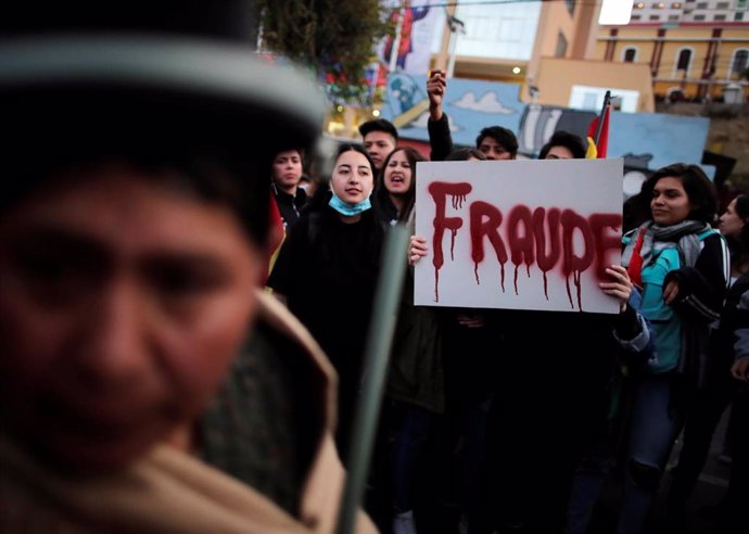 Manifestantes en La Paz con una pancarta contra el "fraude" en las elecciones