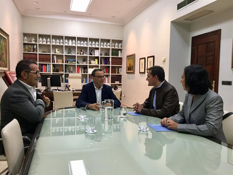 Ignacio Caraballo se reúne con la nueva directiva de la Federación de Asociaciones de Enfermos de Alzheimer.
