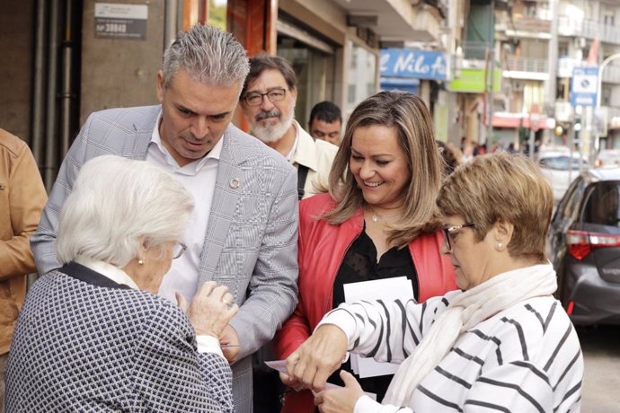 María Jesús Serrano habla con dos cordobesas durante el paseo electoral.