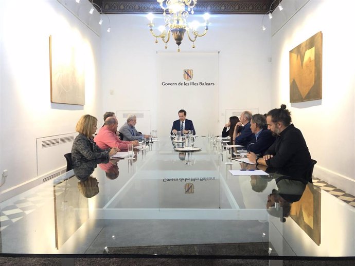 El conseller de Movilidad y Vivienda, Marc Pons, en una reunión con representantes de la Asociación de Constructores de Baleares.