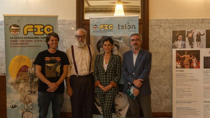 La concejal de Cultura, Matilde Zambudio, con actores de clown