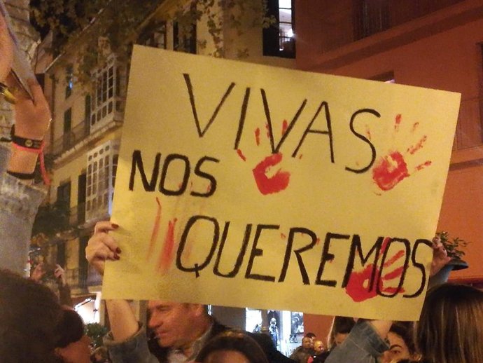 Pancarta en la concentración feminista convocada tras el asesinato de Sacramento Roca.