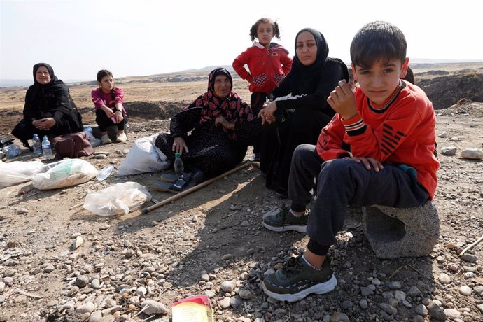 Kurdos desplazados por la operación turca en Siria en la frontera con Irak.