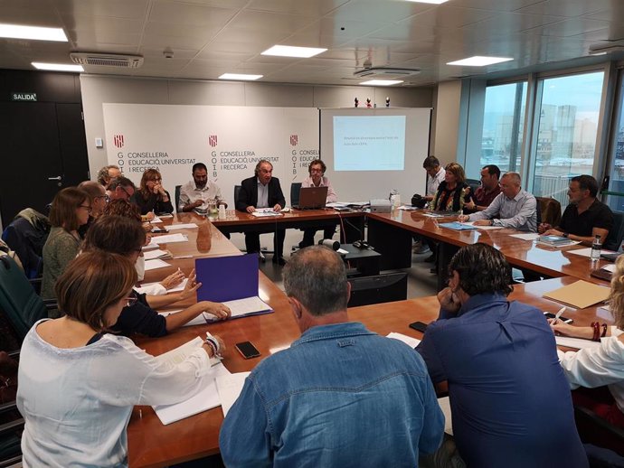 Reunión de la Conselleria con representantes de los equipos directivos de los 18 centros de educación de personas adultas de Baleares.