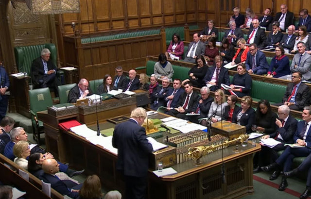 Johnson demanarà la convocatòria d'eleccions si el Parlament tomba el seu pla del Brexit 22 October 2019, England, London: A photo grab shows UK Prime Minister Boris Johnson speaking in the House of Commons, during the debate for the European Union Withdrawal Agreement Bill. Photo: -/House Of Commons via PA Wire/dpa