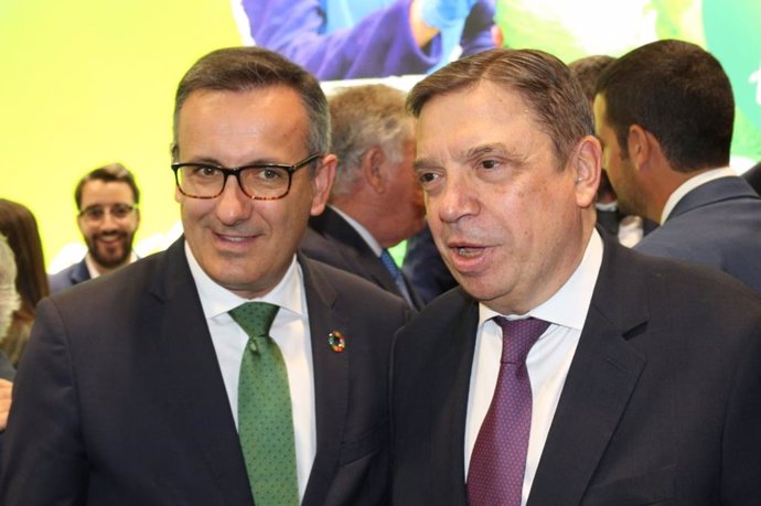 El secretario general del PSRM, Diego Conesa, junto al ministro Luis Planas
