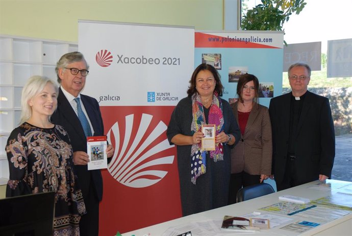 La comisaria del Xacobeo, Cecilia Pereira, visita el nuevo punto de atención a los peregrinos polacos.