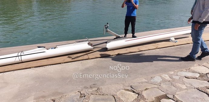 Embarcación de remo que ha sufrido un accidente fluvial en el río Guadalquivir a su paso por Sevilla