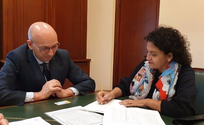 La consellera de Territori del Consell Insular de Mallorca, Maria Antnia Garcías, i el President del Fondo Español de Garantía Agraria Miguel Ángel Riesgo, han signat a Madrid el conveni.