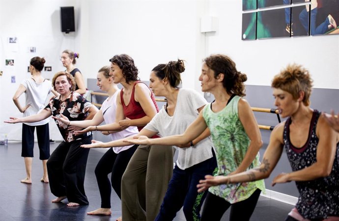 'Allende, El Origen'. Obra De Danza Contemporánea Sobre La Maternidad En El Que Han Participado 20 Mujeres No Profesionales