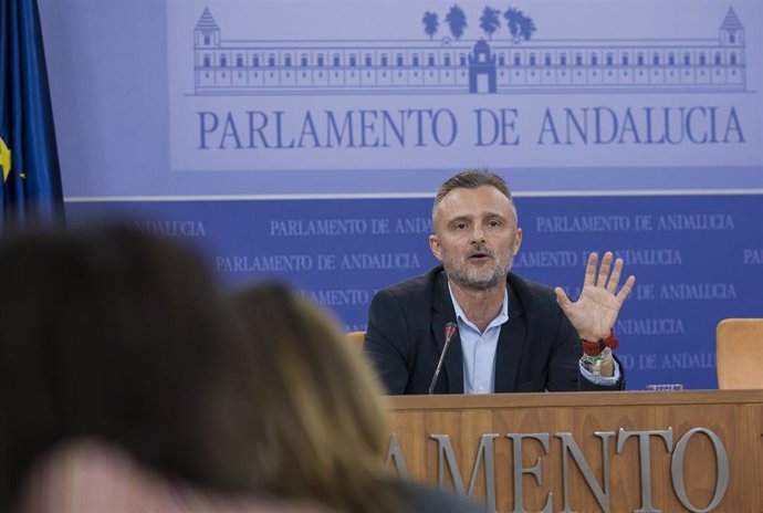 El portavoz parlamentario del PSOE-A, José Fisca, en rueda de prensa. Foto de archivo
