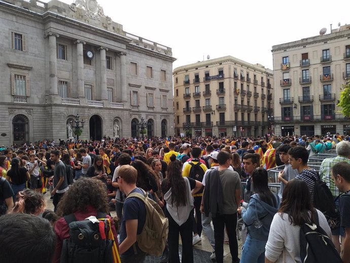 Foto de archivo de estudiantes de la manifestación se concentran en la plaza Sant Jaume de Barcelona