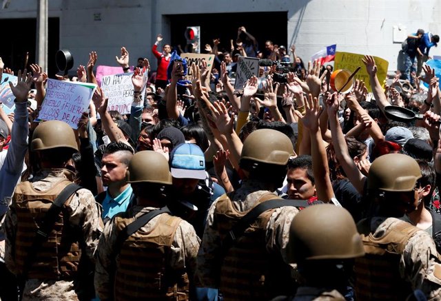 Protesters return to the streets of Santiago on another day of protests against the Government Manifestación en Valparaíso contra el Gobierno de Sebastián Piñera