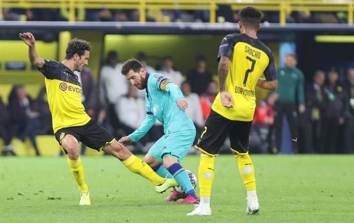Leo Messi intenta desbordar a Delaney ante Jadon Sancho en el Dortmund-Fc Barcelona de la Liga de Campeones 2019-2020