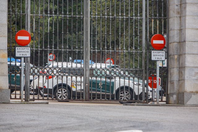 Varios coches de la Guardia Civil aparcados junto a la puerta de acceso del Valle de los Caidos, a un día de la exhumanción de Franco, en Madrid (España), a 23 de octubre de 2019.