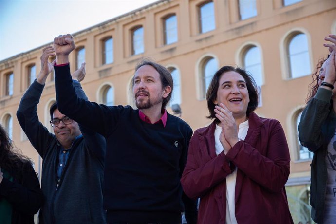 El secretario general de Podemos, Pablo Iglesias, y la alcaldesa de Barcelona, Ada Colau, en un acto de campaña en Barcelona. 