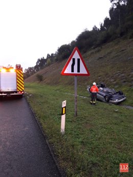 Vehículo volcado en Ambrosero (Bárcena de Cicero)
