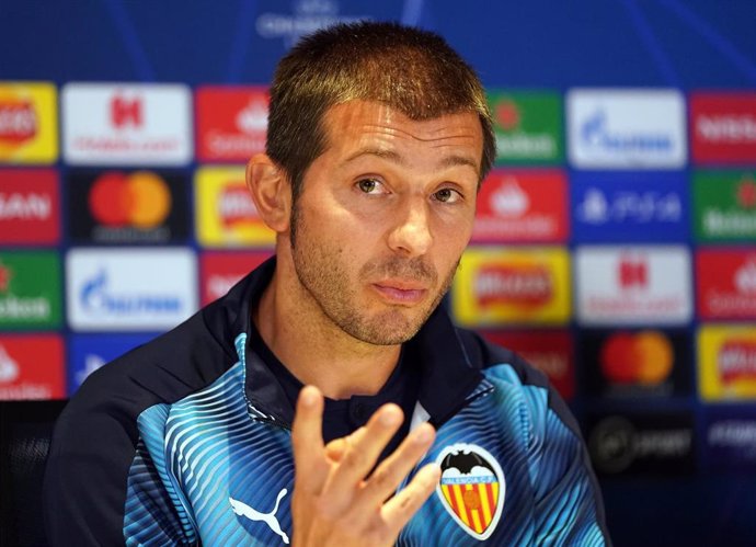 Albert Celades en rueda de prensa como técnico del Valencia