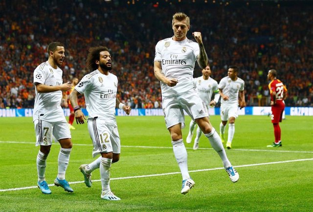 Toni Kroos celebra con Marcelo y Hazard el gol de la victoria en el Galatasaray-Real Madrid de la Liga de Campeones 2019-2020