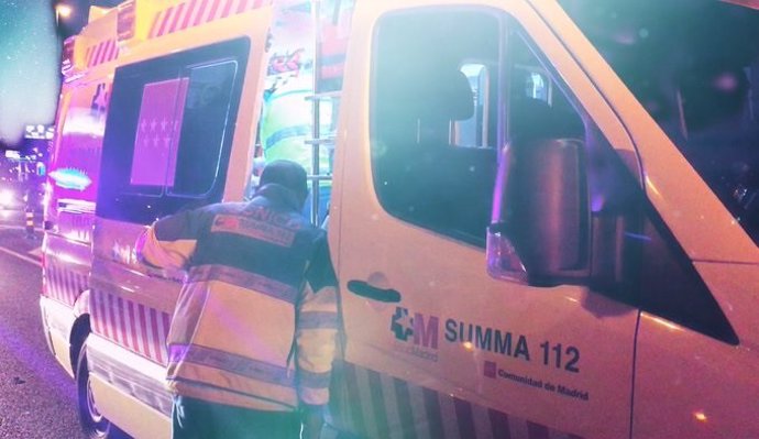 Imagen de una ambulancia del SUMMA 112 en el lugar del accidente.