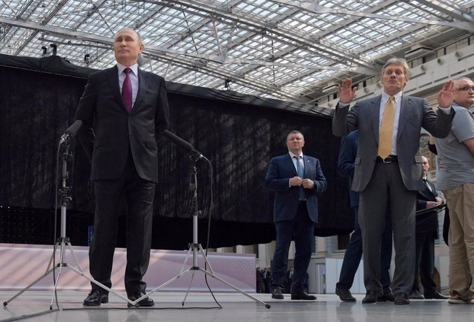Vladimir Putin junto a Dimitri Peskov, portavoz del Kremlin