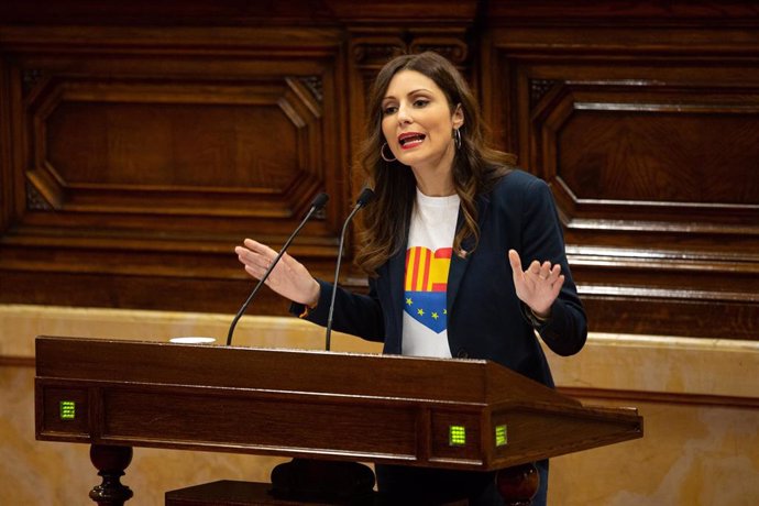 La líder de Ciudadanos en Cataluya, Lorena Roldán, interviene desde la tribuna en la sesión plenaria celebrada en el Parlament tres días después de conocerse la sentencia del 'procés', en Barcelona (Cataluña, España), a 17 de octubre de 2019.