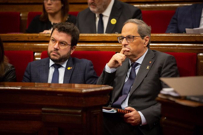 (I-D) El vicepresidente de la Generalitat, Pere Aragons  y el presidente de la Generalitat, Quim Torra, durante una sesión plenaria en el Parlament de Catalunya, en Barcelona (España), a 23 de octubre de 2019.