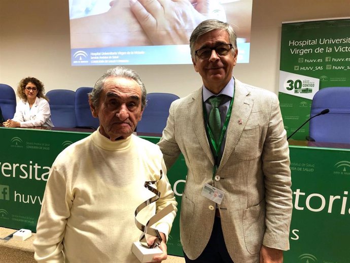 Manuel Aponte, voluntario que lleva ayudando a pacientes 27 años en el Hospital Clínico de Málaga
