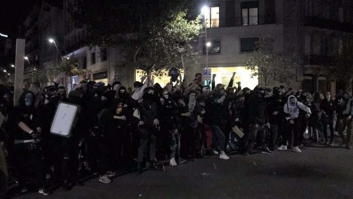 Los ultras concentrados en la parte alta de Barcelona bajan por la calle Balmes hacia el centro de la ciudad