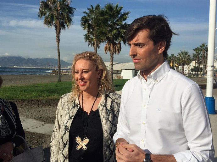 El vicesecretario de Comunicación del PP, Pablo Montesinos, junto a la número dos al Congreso por Málaga, Carolina España.