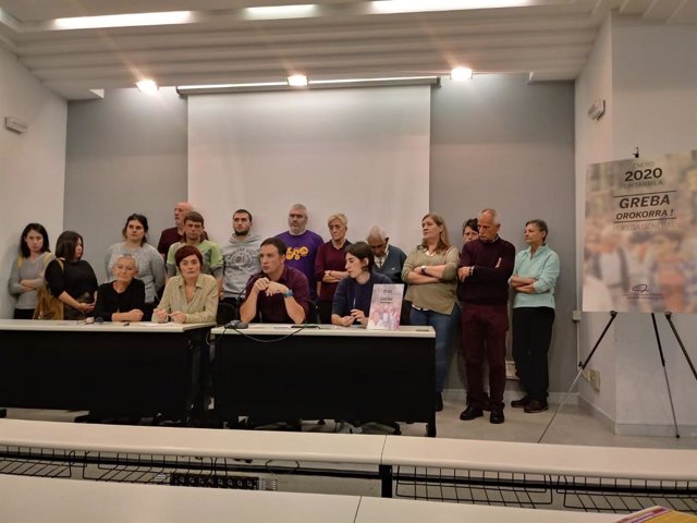 Los secretarios generales de ELA, Mikel Lakuntza, y de LAB, Garbiñe Aranburu, junto a asociaciones de pensionistas en ruede de prensa en Bilbao en la que han anunciado huelga general