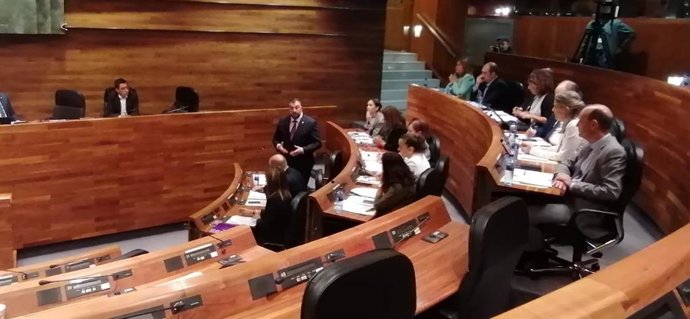 Adrián Barbón respondiendo en el Pleno a los grupos parlamentarios de la oposición.