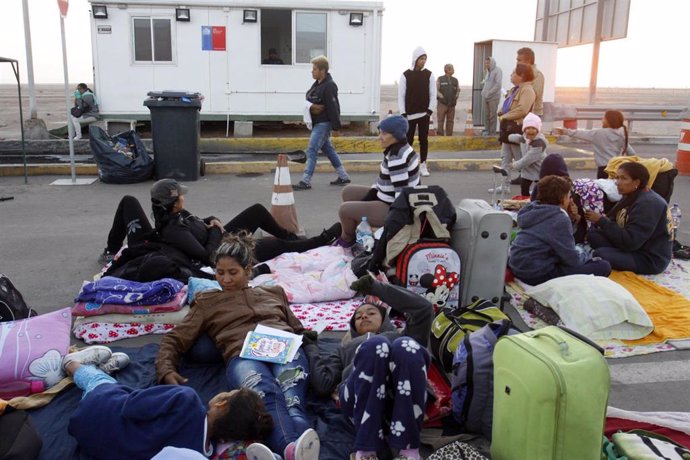Migrantes venezolanos esperando entrar en Chile