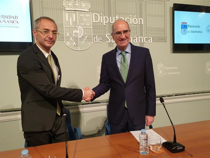 El rector de la USAL (i) y el presidente de la Diputación de Salamanca (d) en el Palacio de la Salina para presentar el programa de contratación de jóvenes egresados en la provincia