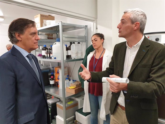 El alcalde de Salamanca (i) visita el 'banco de cerebros' junto a investigadores del Incyl