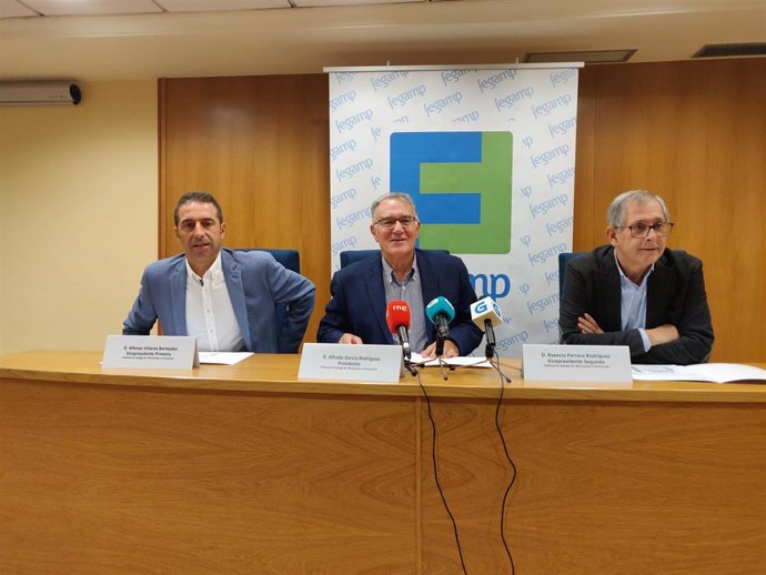 Presidente de la Fegamp, Alfredo García, junto con el vicepresidente primero, Alfonso Villares,  y el vicepresidente segundo, Evencio Ferrero