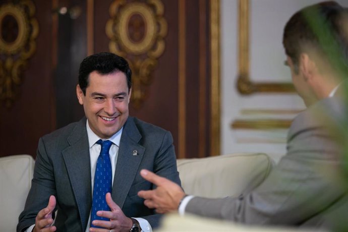 El presidente de la Junta de Andalucía, Juanma Moreno (i) se reúne con el embajador del Reino Unido en España, Hugh Elliot (d)