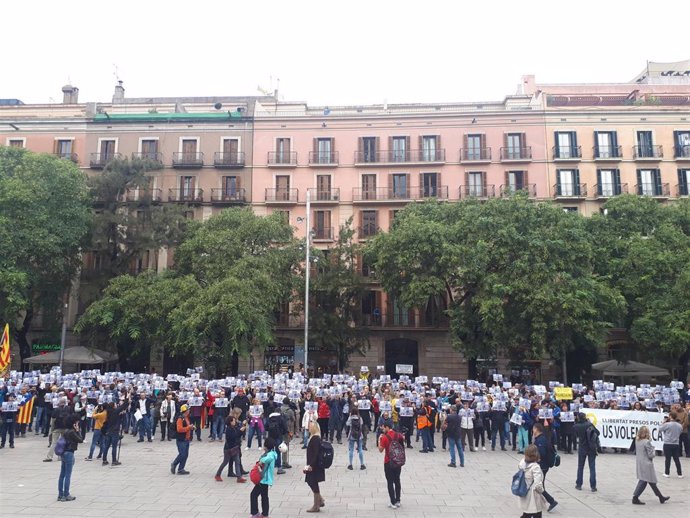 Unas 200 personas protestan por la reunión de España Global con cónsules en Barcelona
