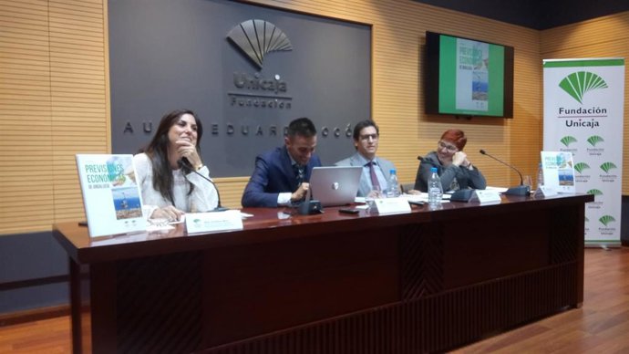 Rico, López del Paso, Muñoz y Becerra, presentan el número 98 del informe trimestral 'Previsiones Económicas de Andalucía'.