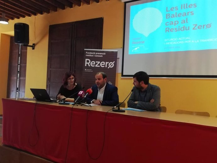 La directora de Rezero, Rosa García, y el conseller de Medio Ambiente, Miquel Mir, han presentado el informe 'Les illes Balears cap al Residu Zero'.