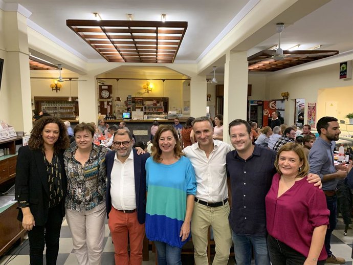 El candidat del PSIB al Congrés, Pere Joan Pons,  i la secretria general del PSIB, Francina Armengol, en un sopar a Marratxí.